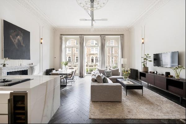 An impressive first-floor apartment with a balcony on a prestigious residential street in 