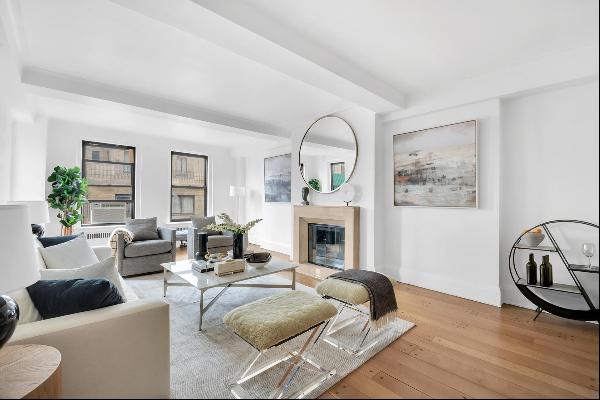 <span><p><span>This high floor classic six room residence just one block from Central Park