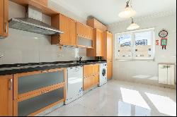 Flat, 4 bedrooms, for Rent