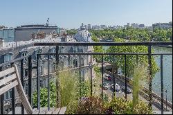 Bright duplex apartment with balconies in Paris