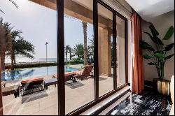 Seaside Splendor: Luxurious 5-Bedroom Villa in Palm Jumeirah