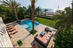 Seaside Splendor: Luxurious 5-Bedroom Villa in Palm Jumeirah