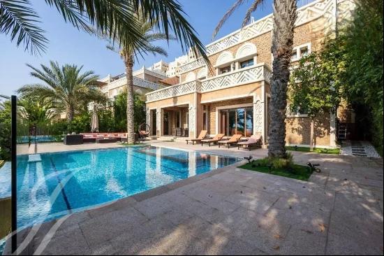 Seaside Splendor: Luxurious 5-Bedroom Villa in Palm Jumeirah