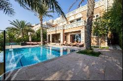 Seaside Splendor: Luxurious 5-Bedroom Villa in Palm Jumeirah