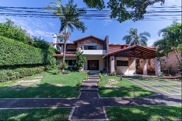 Serene residence at the Paraná Country Club