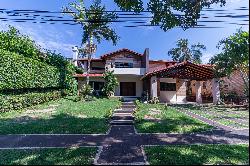 Serene residence at the Paraná Country Club