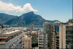 High-rise and renovated flat in Ipanema