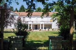 Arles, Estate with 2 separate houses, 16 rooms on 5, 8 hectares