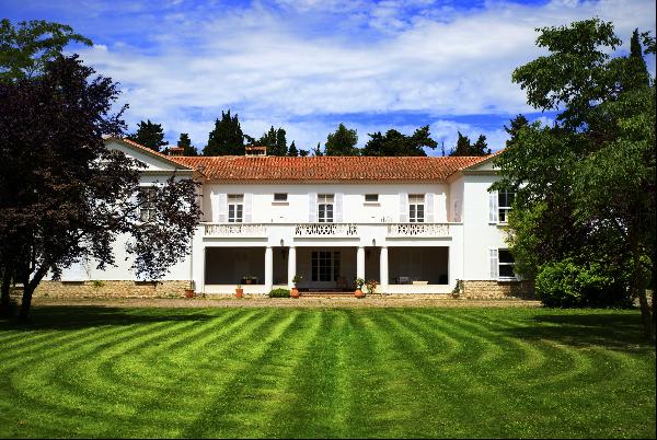 Arles, Estate with 2 separate houses, 16 rooms on 5, 8 hectares