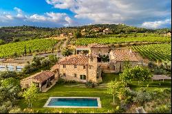 A prestigious wine estate with villa, pool and church