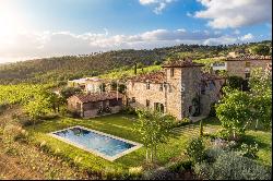 A prestigious wine estate with villa, pool and church