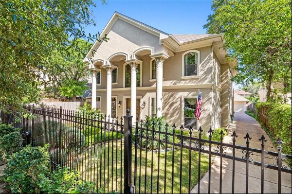 Welcome to the Historic Audubon Place neighborhood conveniently located in Montrose!  This