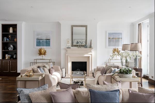 A beautiful contemporary style five bedroom Mayfair townhouse, finished to an excellent st