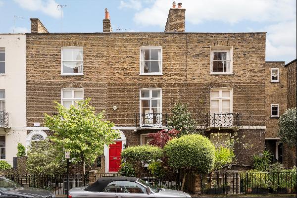 Nestled in a prime location just moments away from the vibrant Fulham and King's Road, thi