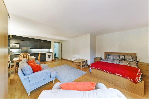 Studio apartment to rent in warehouse conversion in Wapping