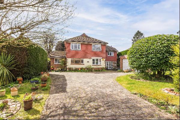 A detached five bedroom family house situated in a sought-after area of Sevenoaks.