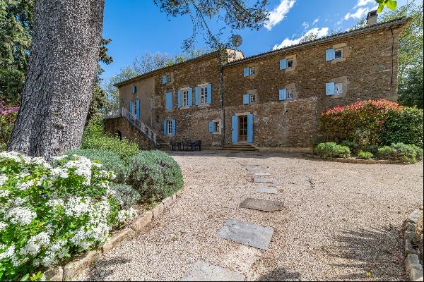 An authentic renovated farmhouse with its parkland near Goudargues.