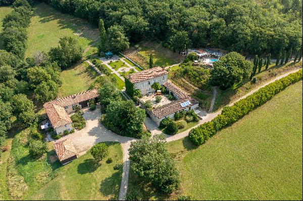 An exceptional estate for sale in a serene and private environment whilst being surrounded