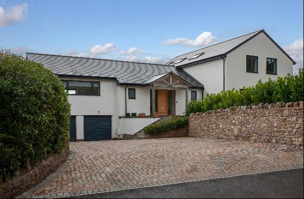 An extremely well-presented contemporary family house with extensive south facing views to
