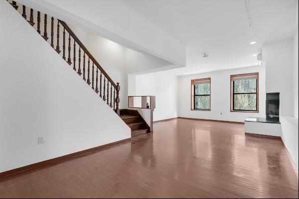 <p>This 5 story brownstone home is located in the Strivers' Row neighborhood. TRIPLEX APAR