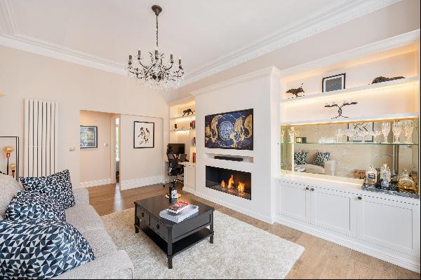 A spectacular raised ground floor flat in a pretty period conversion building in Chelsea, 