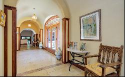 STRIKING & SPACIOUS SOUTHAMPTON VILLA ON GATED PRIVATE 1.5-ACRE