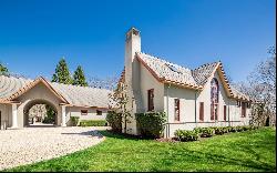 STRIKING & SPACIOUS SOUTHAMPTON VILLA ON GATED PRIVATE 1.5-ACRE