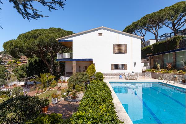 House with sea views, swimming pool and large garden in Premià de Dalt