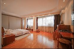 Spacious three-bedroom apartment with a top location in Lozenets for rent