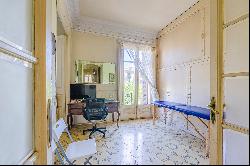 Stately charm in Eixample Dret: Flat to renovate near Tetuan