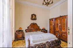 Stately charm in Eixample Dret: Flat to renovate near Tetuan