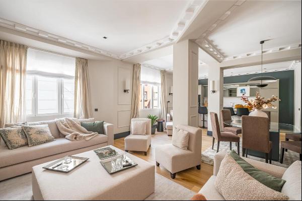 Located in the heart of Madrid, this luxurious apartment offers an exclusive lif