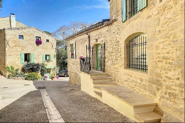 Uzès, charming stone house with terrace and garage