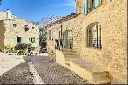 Uzès, charming stone house with terrace and garage