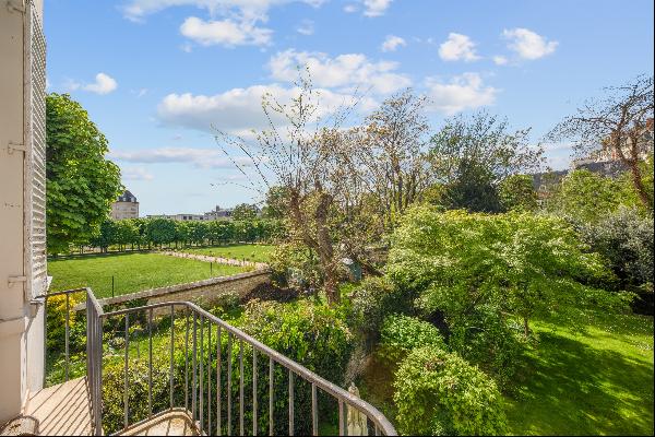 Exceptional apartment with view onto private gardens