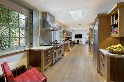 A striking and elegant five bedroom house located in Belgravia