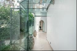 A striking and elegant five bedroom house located in Belgravia