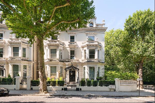 An impressive penthouse apartment for sale in prime Holland Park W11