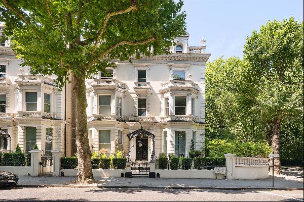 An impressive penthouse apartment for sale in prime Holland Park, W11.