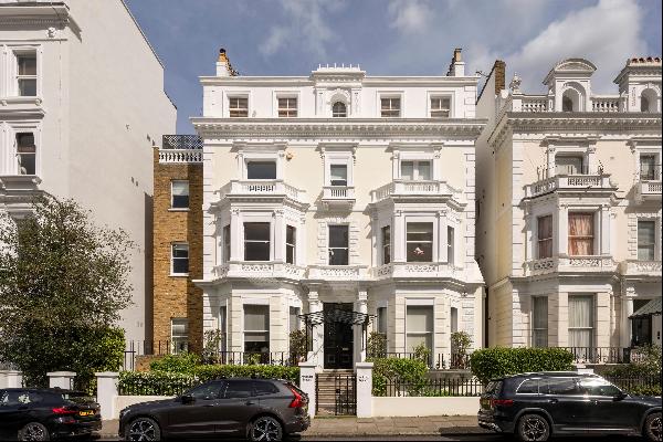 An immaculately presented 3-4 bedroom lateral apartment with lift access, grand proportion