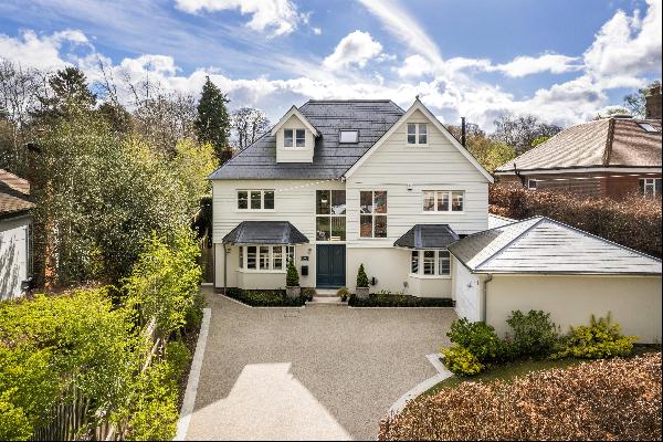 An impressive six bedroom family house for sale on the south side of Sevenoaks.