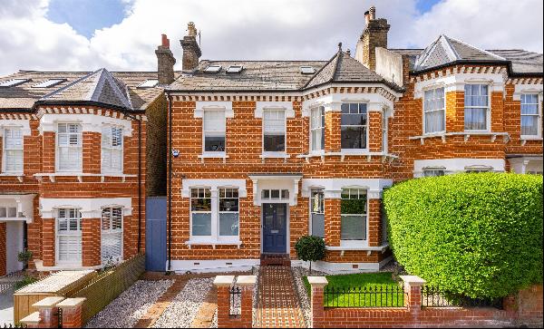 An exquisite double fronted 6 bedroom Victorian family home with off street parking, an im
