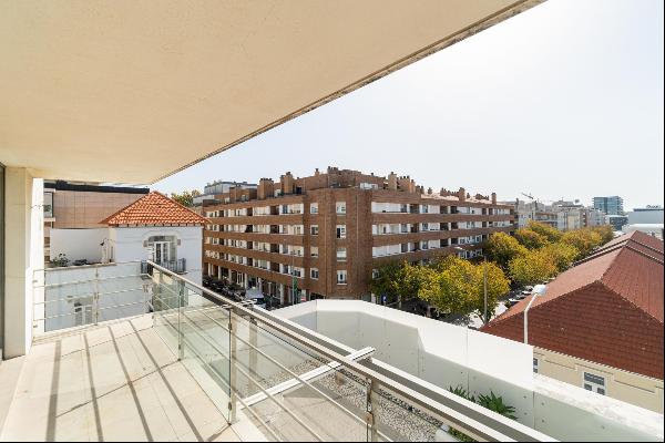 Outstanding 4+1-bedroom duplex with balcony in Matosinhos Sul, Oporto.