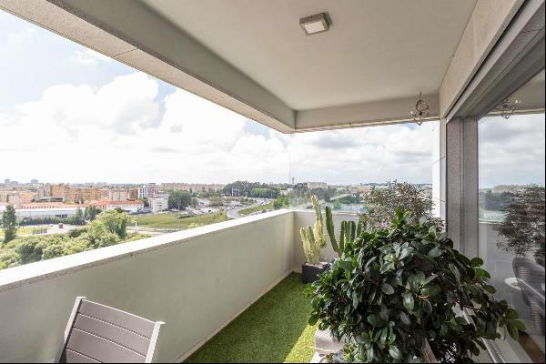 Beautiful 4-bedroom apartment in a private condominium in Porto, Oporto.