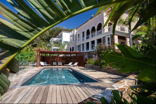 Three-bedroom Rooftop apartment with panoramic sea view.