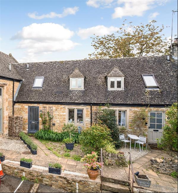 Light and spacious Grade II Listed Cotswold stone barn in this popular village.