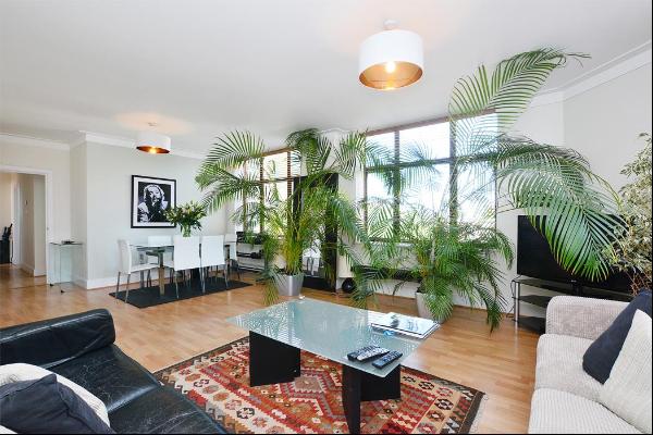 Spacious two bedroom, two bathroom apartment in the heart of the Barbican.