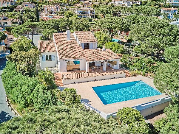 Sea-view villa for sale in a secure residential estate within walking distance of Sainte-M