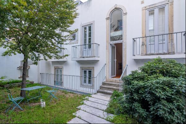 Excellent 3-bedroom duplex flat with terrace and garage in Santo António, Lisbon.