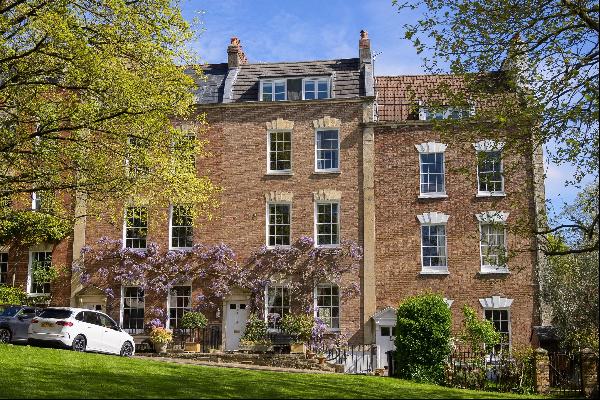 An elegant Grade II listed Georgian house with pretty garden, roof terrace and residents p